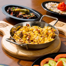 بيض بالبسطرمه